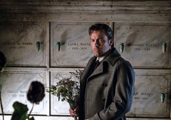 Batman v Superman: Bruce Wayne (Ben Affleck) porta dei fiori sulla tomba di famiglia