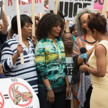 Chi-Raq: Angela Bassett in una scena di gruppo del film