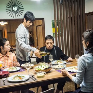 Creepy: Yuko Takeuchi, Ryôko Fujino, Hidetoshi Nishijima e Teruyuki Kagawa in una scena del film