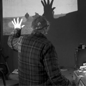 Don't Blink - Robert Frank: Robert Frank (di spalle) in una scena del documentario