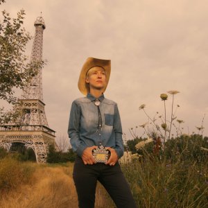 Hotel Dallas: la regista Livia Ungur sul set