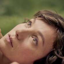 Jonathan: Julia Koschitz in un momento del film