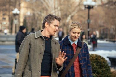 Maggie's Plan: Ethan Hawke e Greta Gerwig passeggiano in una scena del film