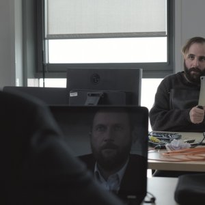 News From Planet Mars: Vincent Macaigne e François Damiens in una scena del film