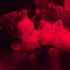 Paris 05:59, François Nambot e Geoffrey Couet si baciano in una scena del film