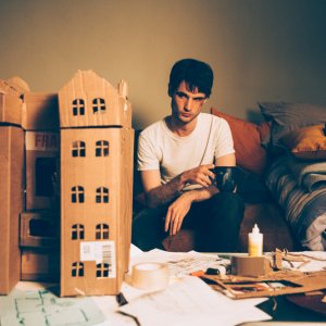 Remainder: Tom Sturridge in una scena del film