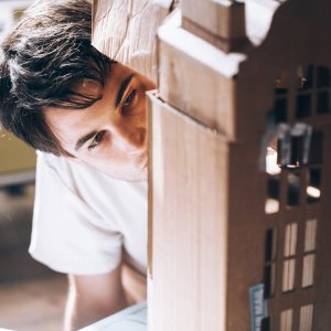 Remainder: Tom Sturridge in un momento del film