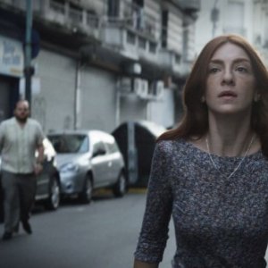 The Tenth Man: Julieta Zylberberg e, sullo sfondo, Alan Sabbagh in una scena del film