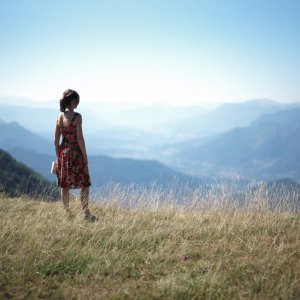 Things to Come: Isabelle Huppert (di spalle) in una scena del film