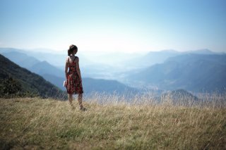 Things to Come: Isabelle Huppert (di spalle) in una scena del film