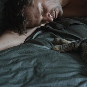 Tomcat: Philipp Hochmair e il suo gatto in un'immagine del film