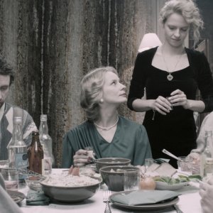 United States of Love: Marta Nieradkiewicz, Julia Kijowska, Lukasz Simlat e Magdalena Cielecka a tavola in una scena del film