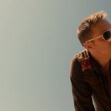 War On Everyone: Alexander Skarsgård in una scena del film