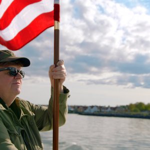 Where to Invade Next: Michael Moore con la bandiera statunitense in una scena