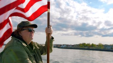 Where to Invade Next: Michael Moore con la bandiera statunitense in una scena