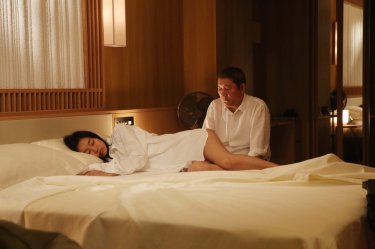 While the Women Are Sleeping: Shiori Kutsuna e Takeshi Kitano in una scena del film