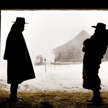 The Hateful eight: i profili di Walton Goggins e Tim Roth si stagliano nella neve