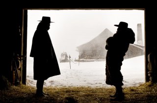 The Hateful eight: i profili di Walton Goggins e Tim Roth si stagliano nella neve