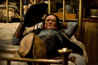 The Hateful Eight: Michael Madsen sdraiato tiene in mano il cappello in una scena