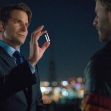 Limitless: Bradley Cooper e Jake McDorman in una foto del sesto episodio della prima stagione