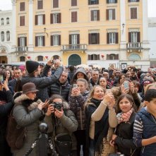 Zoolander 2, la folla di curiosi saluta i protagonisti di Zoolander 2 in vetrina