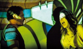 Lo chiamavano Jeeg Robot: Claudio Santamaria e Ilenia Pastorelli in una scena del film
