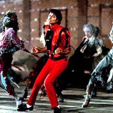 Thriller: Michael Jackson danza circondato da zombie