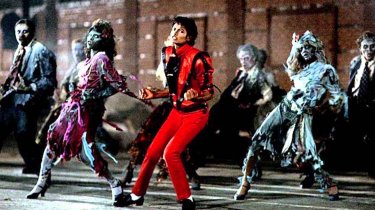 Thriller: Michael Jackson danza circondato da zombie