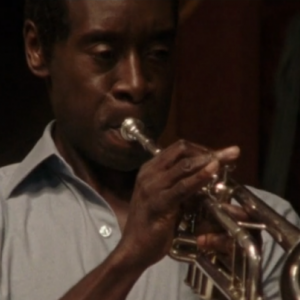 Miles Ahead: Don Cheadle intento a suonare la tromba in una scena del film