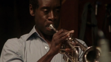 Miles Ahead: Don Cheadle intento a suonare la tromba in una scena del film