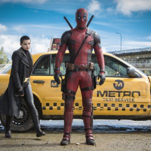 Deadpool: Ryan Reynolds e Brianna Hildebrand in un momento del film