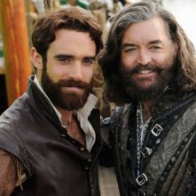 Galavant: Joshua Sasse e Timothy Omundson in una foto del primo episodio della seconda stagione