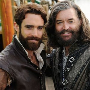 Galavant: Joshua Sasse e Timothy Omundson in una foto del primo episodio della seconda stagione