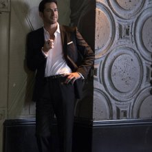 Lucifer: l'attore Tom Ellis in una foto del pilot della serie