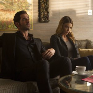 Lucifer: Tom Ellis e Lauren German in una foto del primo episodio