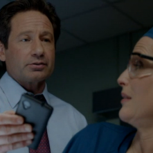 X-Files: David Duchovny e Gillian Anderson in un momento dell'episodio La lucertola mannara