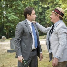 X-Files: David Duchovny e Rhys Darby nell'episodio La lucertola mannara