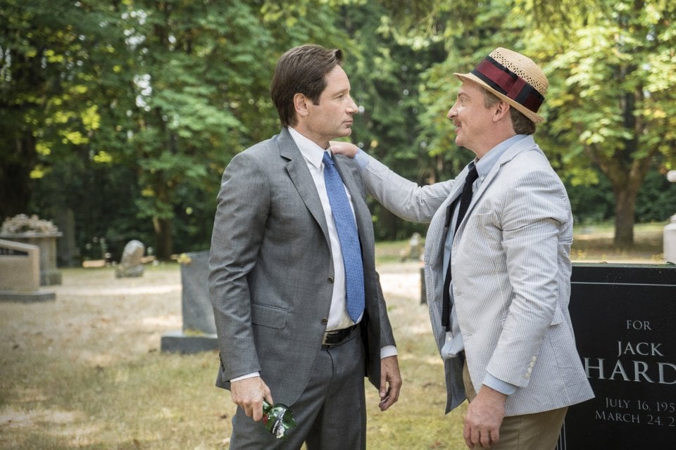 X-Files: David Duchovny e Rhys Darby nell'episodio La lucertola mannara