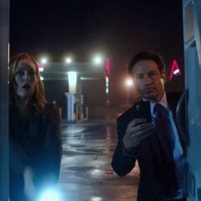 X-Files: David Duchovny e Gillian Anderson in una scena dell'episodio La lucertola mannara