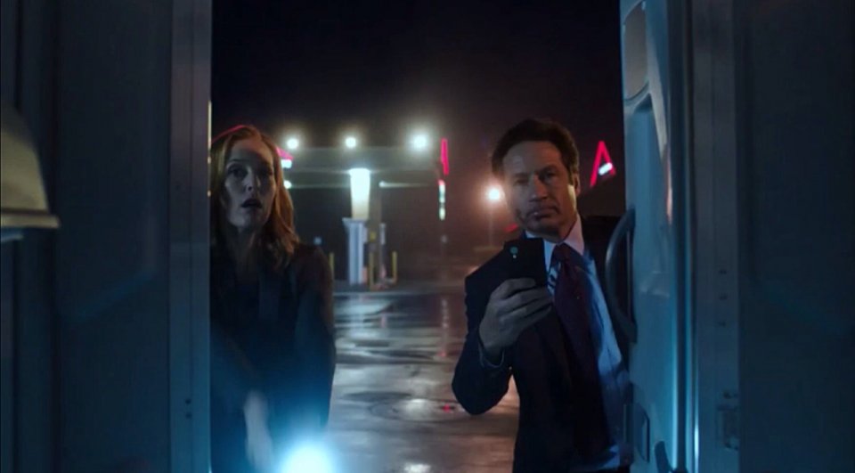 X-Files: David Duchovny e Gillian Anderson in una scena dell'episodio La lucertola mannara