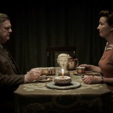 Alone in Berlin: Brendan Gleeson ed Emma Thompson seduti uno di fronte all'altro