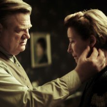Alone in Berlin: Brendan Gleeson ed Emma Thompson in una scena del film