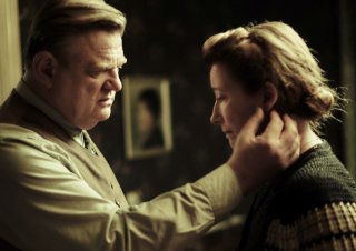 Alone in Berlin: Brendan Gleeson ed Emma Thompson in una scena del film