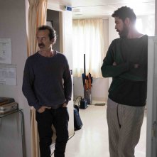 Alessandro Gassman e Rocco Papaleo in Onda su onda, una scena della commedia 