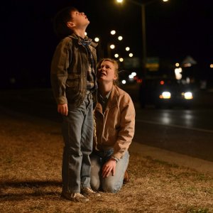 Midnight Special: Kirsten Dunst e Jaeden Lieberher in una scena del film