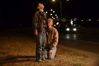 Midnight Special: Kirsten Dunst e Jaeden Lieberher in una scena del film