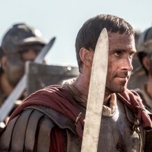 Risorto: un agguerrito Joseph Fiennes in una scena del film
