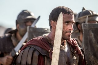 Risorto: un agguerrito Joseph Fiennes in una scena del film
