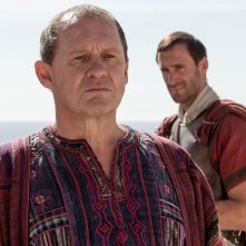 Risorto: Peter Firth e Joseph Fiennes in una scena del film