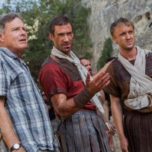 Risorto: Tom Felton e Joseph Fiennes insieme al regista Kevin Reynolds sul set del film